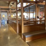 Sangoku Ichi - 入り口付近から見た店内
                        遅めのランチだったので空いていました