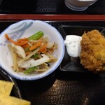 丼屋 さかぐち - かきフライがジューシィでデカい