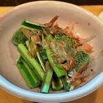 季節料理 よし野 - お通し（こごみのおひたし）