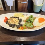 202402  ハーフ&ハーフ【キーマノワール+モッツァレラチーズトッピング（左）とチキチキキーマ（右）】