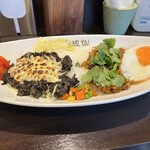 202402  ハーフ&ハーフ【キーマノワール+モッツァレラチーズトッピング（左）とチキチキキーマ（右）】