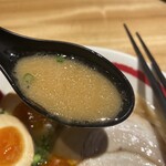 餃子拉麺酒場 暖暮 - スープは少し脂多めです