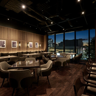 グループ利用も◎ディナーは選りすぐりの国産牛やワインをご用意