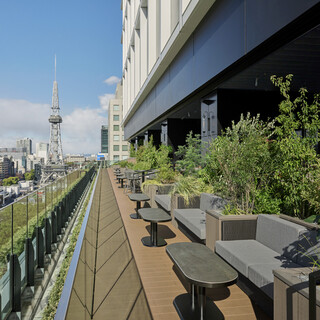 フリードリンクプランが人気！開放的なルーフトップテラス