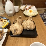 焼鳥 川名 - サービスの黒にんにく！！（高級品すぎてビビる）