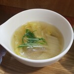 キッチン ブルー グローブ - 白菜と茸のスープのアップ