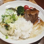 キッチン ブルー グローブ - 最後はご飯、サラダ、お新香を乗せて