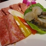 游玄亭 銀座 - 「游玄亭ランチ」（6000円）の焼物（特選薄切ロース焼、上カルビ焼、海老焼、ホタテ焼）