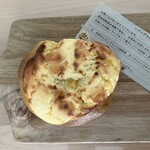 17サーフ ベーグル - かぼちゃ生地の塩キャラメルチョコとチーズケーキ