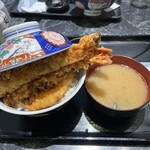 さかな屋食堂ウロコジュウ - ▪️えび天丼¥1.700
            　※海老天は5本
            　※あら汁が美味しく、昆布佃煮付
            　※現金払いのみ
            　※定食はご飯お代わり無料