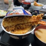 Sakanaya Shokudou Urokojuu - ▪️えび天丼¥1.700
      　※海老天は5本
      　※あら汁が美味しく、昆布佃煮付
      　※現金払いのみ
      　※定食はご飯お代わり無料