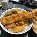 Sakanaya Shokudou Urokojuu - ▪️えび天丼¥1.700
      　※海老天は5本
      　※あら汁が美味しく、昆布佃煮付
      　※現金払いのみ
      　※定食はご飯お代わり無料