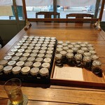 りんごや - テーブルに並ぶ和紅茶の茶葉は87種