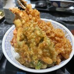 Sakanaya Shokudou Urokojuu - ▪️えび天丼¥1.700
      　※海老天は5本
      　※あら汁が美味しく、昆布佃煮付
      　※現金払いのみ
      　※定食はご飯お代わり無料