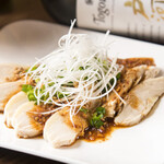 廣島燒鳥 酉之藏 Ekinishi店 - 在低溫烹調的雞肉上淋上口水雞醬