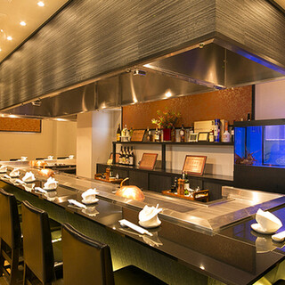 シックで落ち着いた空間。大部屋（～16名様）。小部屋 (～9名様)個室貸切も可能
