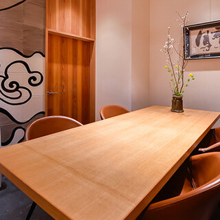 ご家族や大人数での会食に最適なテーブル席。
                                          最大6名様までご利用いただけます。