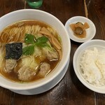 さぶろう - ワンタンめん(中) ¥1030、半ライス ¥100