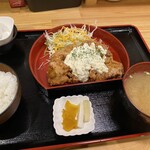 うまかもん市場 博多 武蔵 - チキン南蛮定食、生卵が1個付いてくる