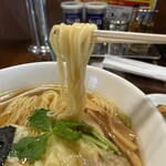 さぶろう - 麺はシャキッと硬めの仕上がりの中細麺