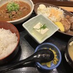 鍛冶屋文蔵 - もつ煮込み&鶏の唐揚げ定食990円