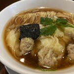 さぶろう - 大ぶりのワンタンがゴロゴロ泳いでいます。三つ葉が気が利いていますね。