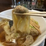 さぶろう - 餡が詰まった大きなワンタン。皮もツルリと絹のように滑らか。