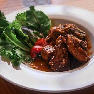 大人気の赤ワイン煮込みは、お肉がホロホロとろけます！