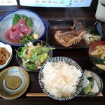 居酒屋 姫咲丸 - カツオ刺と赤ガレイ煮