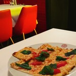 ITALIAN GARDEN - トマトとバジルのピザ