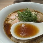 中村麺三郎商店 - 澄んだ醤油にキラキラ輝く鶏油