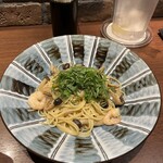 壁の穴 - ♦️毎月第三火曜日は対象3品が¥550
      ▪️ナポリタン¥550
      ▪️海老とキノコの青じそ醤油バターソース¥550
      　※麺の大盛りは¥275
      　※キャッシュレス決済可
      　※ミートソースも¥550