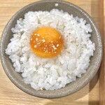 ヒシミツ醤油 - 卵かけご飯。飽きない。店員さんにドン引きされそうだから1杯でやめたけど3杯は食べられる笑