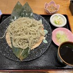 そば処 蕎粋庵 - 料理写真:もりそば　840円　遠くにお通しの切り干し大根