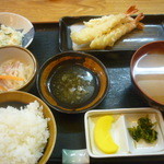 おんじき家ふうど - 日替り定食（海老天、春雨サラダ、ポテトサラダ、味噌汁、ご飯、沢庵、高菜）