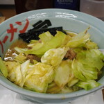 家系ラーメン 近藤家 - キャベチャーを投入