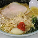 家系ラーメン 近藤家 - するゴマかけ、ニンニク、豆板醤の背