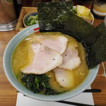 家系ラーメン 近藤家 - チャーシューメン 中盛 海苔を立てた