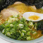 家系ラーメン 近藤家 - 青ねぎをのせた