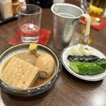 Nishiki Ichiba Shokudou Takakuraya Shouten - 昼飲みセットのおでんと日本酒、つきだしの漬物