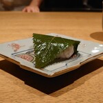 日本料理FUJI - 大島桜の葉の桜餅:丁寧に保存された葉は食感もよく一口でパクっ