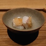 日本料理FUJI - 白甘鯛の松笠焼き:シグネチャー｡鱗のパリッとした食感､中はレアでジューシー｡白甘鯛のアラ出汁と絡めて､一皿に白甘鯛が凝縮され美味｡