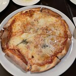 トラットリア ヴォーノ - PIZZAクワトロフォルマッジ