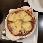 トラットリア ヴォーノ - ゴロゴロ牛肉のチーズ焼きカレーソース