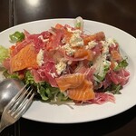 トラットリア ヴォーノ - 生ハムとタスマニアサーモンの豪快サラダ