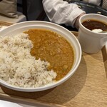 スープストックトーキョー - 白ゴマご飯のチキンカレー。スープはど定番の…。