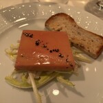 レストラン・アルバス - フォアグラのテリーヌ。下は、フランス産タンポポ。