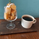 CAFE Zoe - パウンドケーキとホイップチーズ、コーヒー