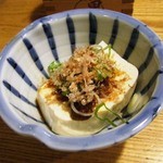 居酒屋 両國 - お通しは、「冷奴」と「三升漬け」