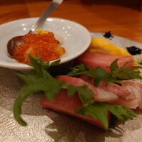 魚とおばんざい 泉士 - 実は、後ろ側にマグロの赤身が隠れてた！